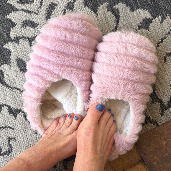 Ladies women's pink fuzzy slippers loved used w0rn soft ready feet foot toes - Picture 7 of 8
